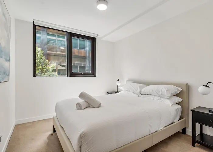 Light Filled Apartment By Albert Park & Lake