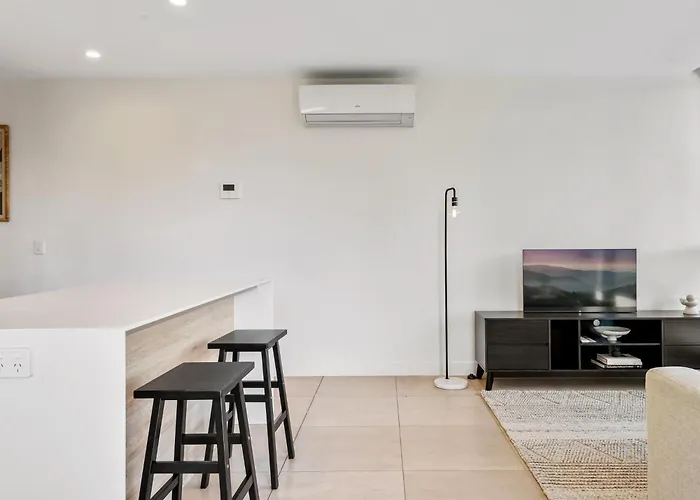 Light Filled Apartment By Albert Park & Lake